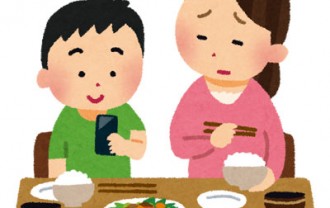 食事中の母子のイラスト│子供は成長に関係するヒスチジンを食事を通してしか摂取できない