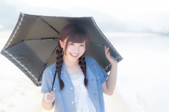 日傘をさす女性の写真│シミの原因は紫外線