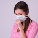 マスクをして俯く女性│アレルギーが起こる理由とは？