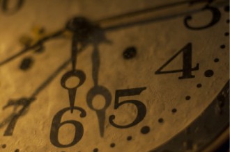アンティークな時計の画像│アンチエイジングには「時に逆らう」意味と「時を遅らせる」という意味があります
