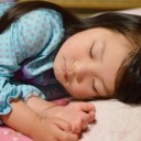 すやすやと気持ちよく寝ている子どもの画像│ミドリムシ（ユーグレナ）に含まれる「GABA（ギャバ）」は寝ている間に脳で作られる抑制性神経伝達物質