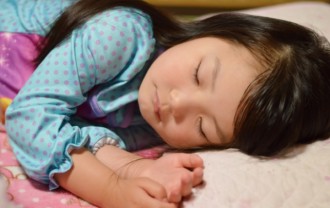 すやすやと気持ちよく寝ている子どもの画像│ミドリムシ（ユーグレナ）に含まれる「GABA（ギャバ）」は寝ている間に脳で作られる抑制性神経伝達物質