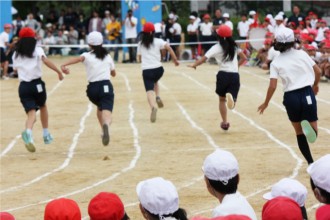 運動会で走る子どもたちの画像│リンは体内でカルシウムの次に多く存在しているミネラルである「リン」とは？