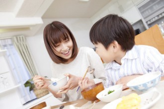 食事中の母子の写真│サプリメントを飲むのは食前・食後の胃が活性化しているタイミングが望ましい