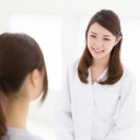 女医と患者の写真│ミドリムシは1日500～1,000mgの摂取を推奨