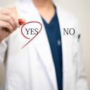 「YES」に〇をする男性医師の写真│ミドリムシエメラルドに関する口コミをチェックしよう！