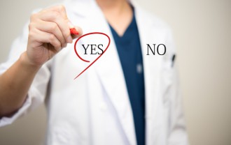 「YES」に〇をする男性医師の写真│ミドリムシエメラルドに関する口コミをチェックしよう！