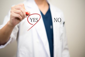 「YES」に〇をする男性医師の写真│ミドリムシエメラルドに関する口コミをチェックしよう！