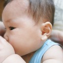 授乳中の赤ちゃんの写真│母乳のスゴイパワーとは？